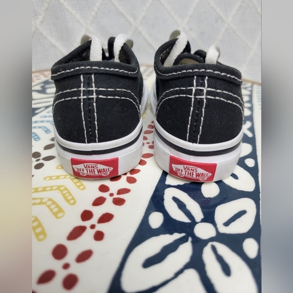 Vans KidsAuthentic Core (Toddler) size 4 - Picture 3 of 11